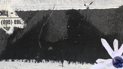 Абстрактна картина із чорним прямокутником на сірому фоні