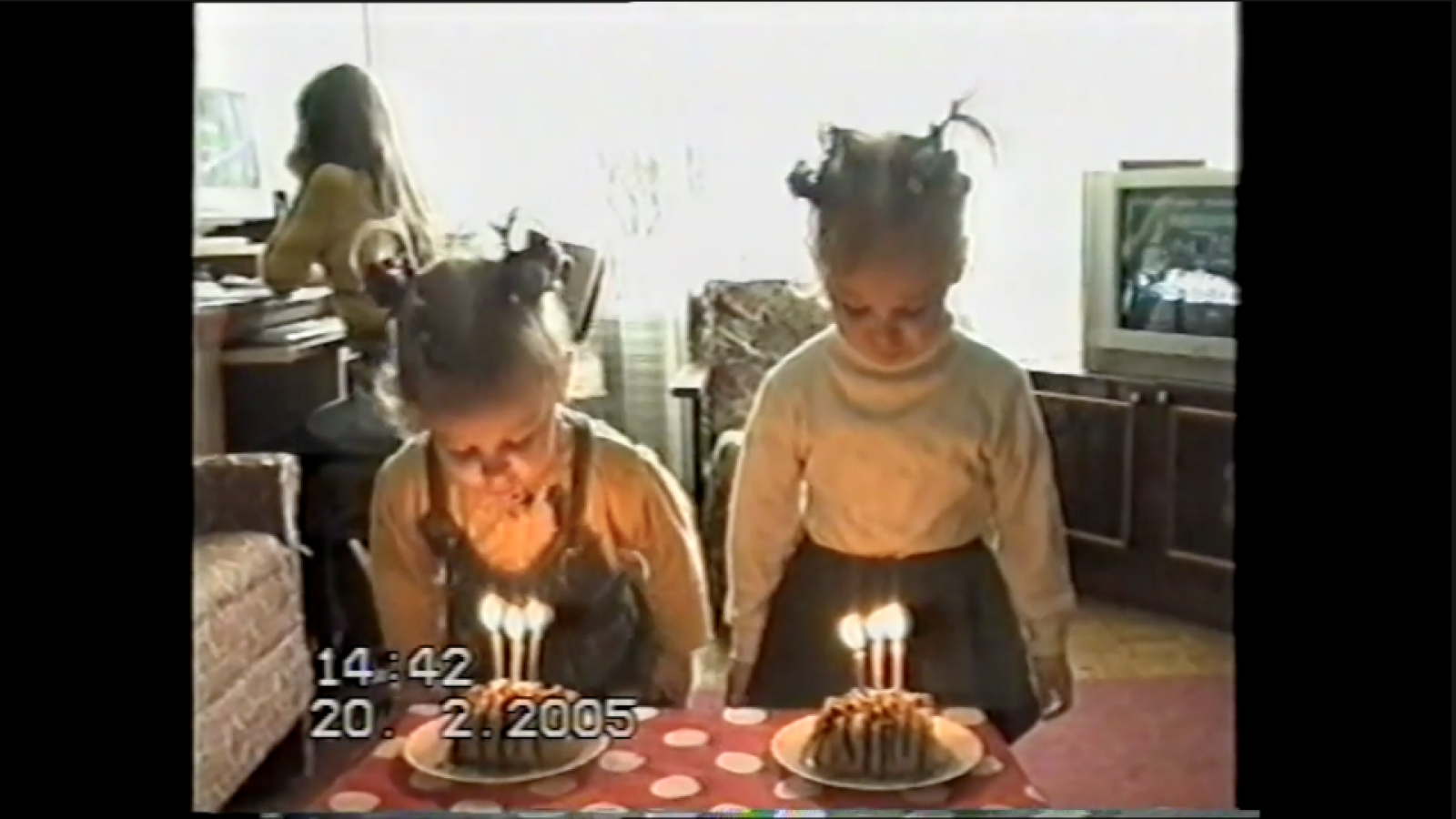 eng: Children blow out candles.