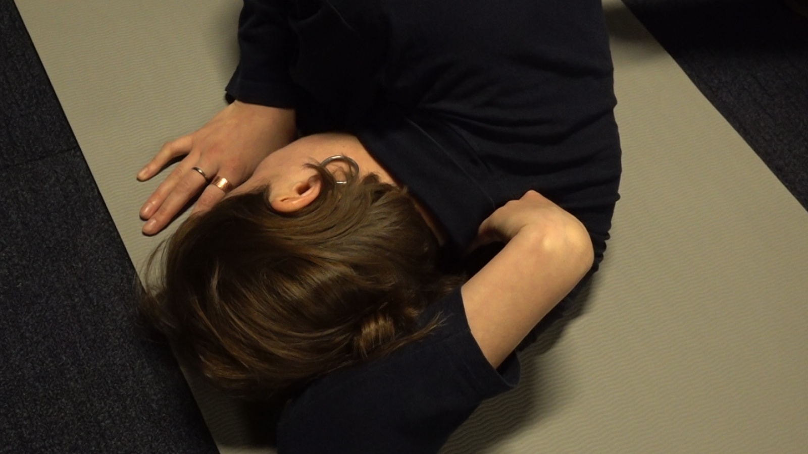 rus: Жінка лежить на підлозі.
