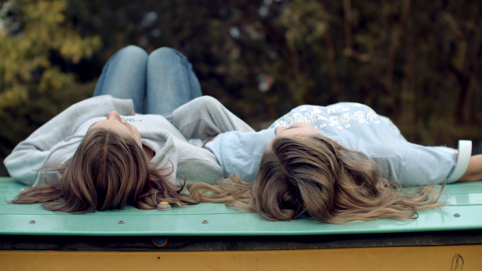 rus: Дві дівчини-підлітки дивляться у небо.
