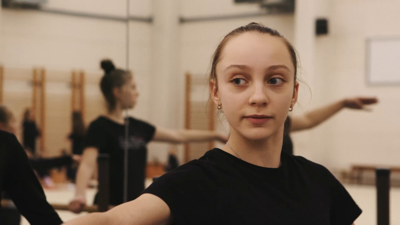 rus: Дівчина-підліток у гімнастичній залі.