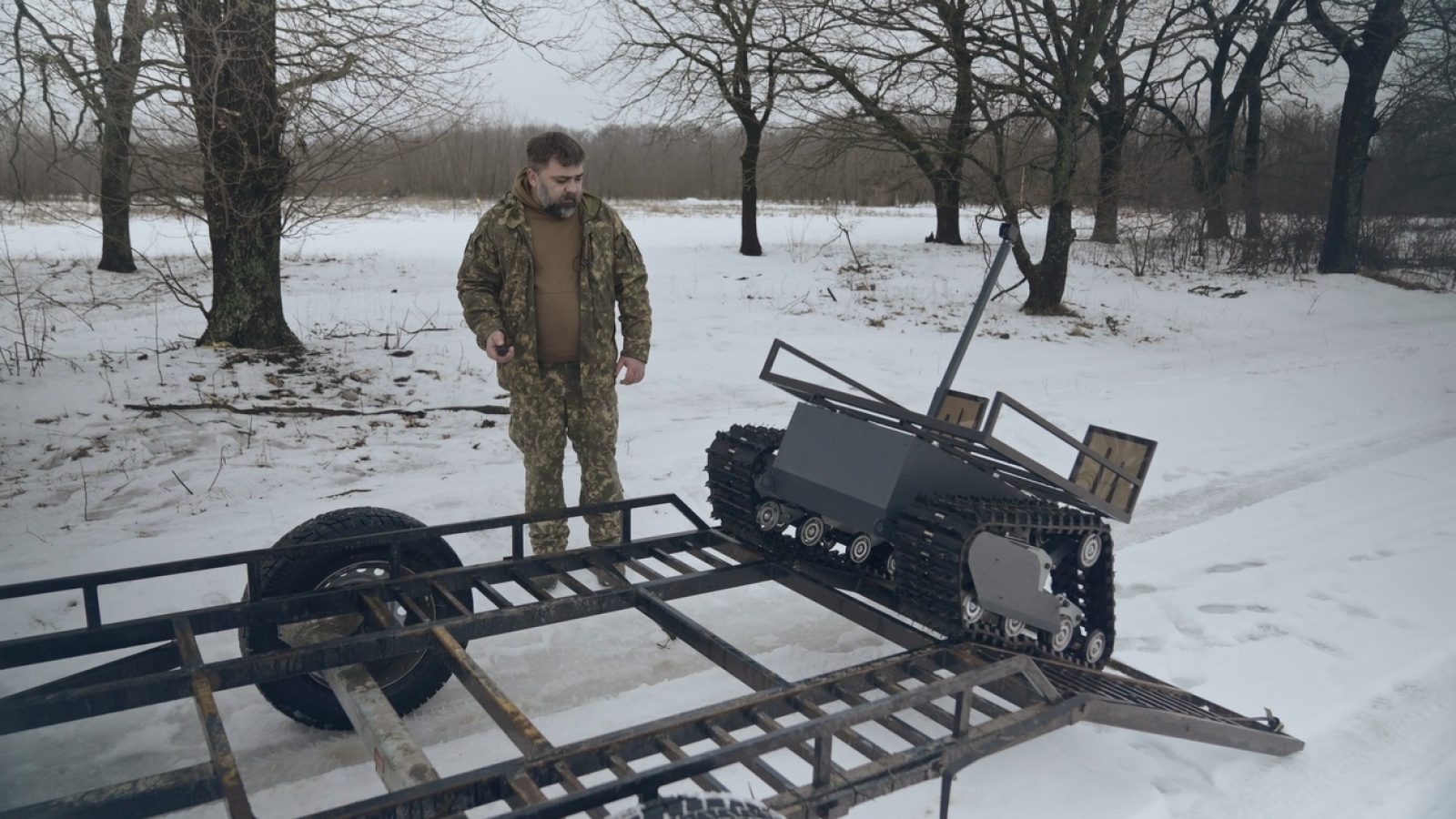 rus: Зима. Український військовий та НРК (Наземний радіолокаційний комплекс).