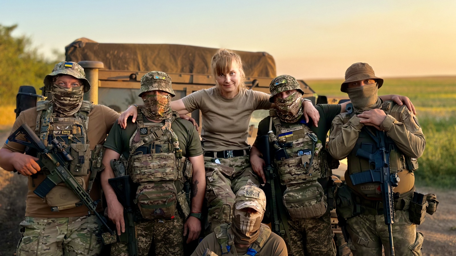 rus: Жінка-військовослужбовиця з побратимами.