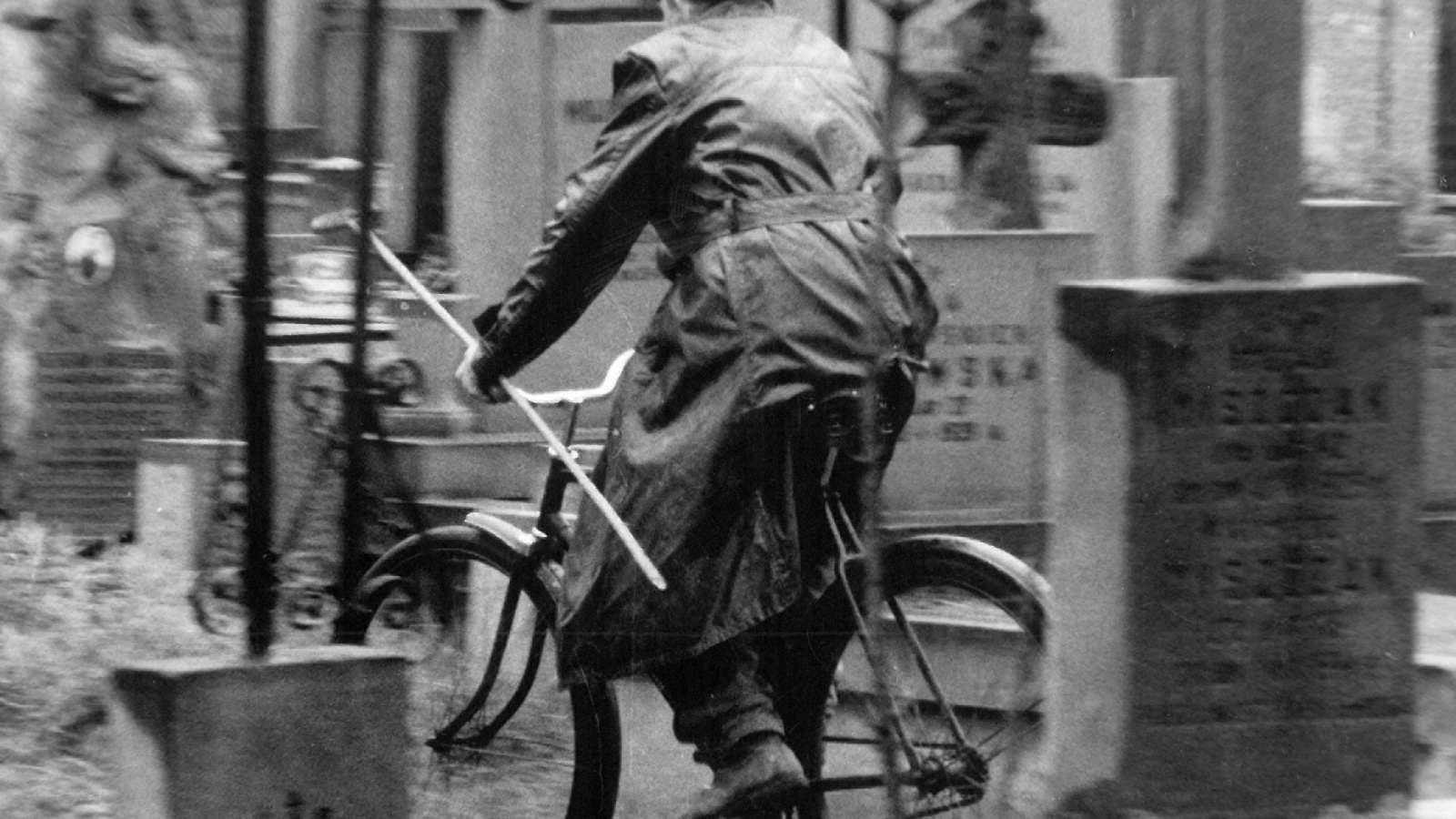rus: чорно-біла фотографія: міліціянт у формі на велосипеді