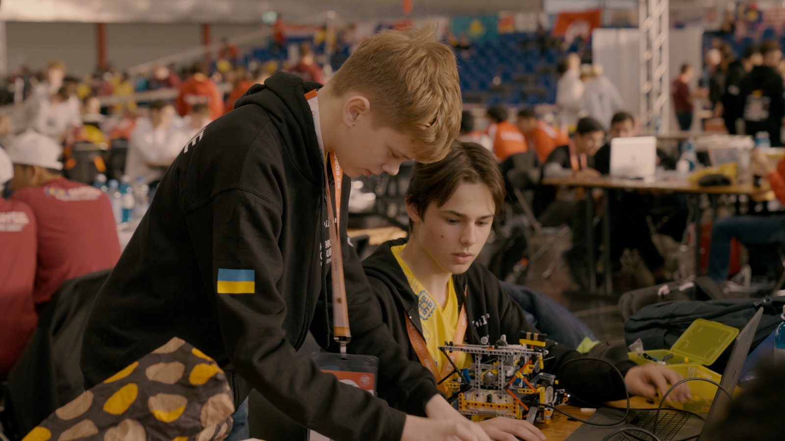 rus: Два хлопці моделюють робота на занятті.