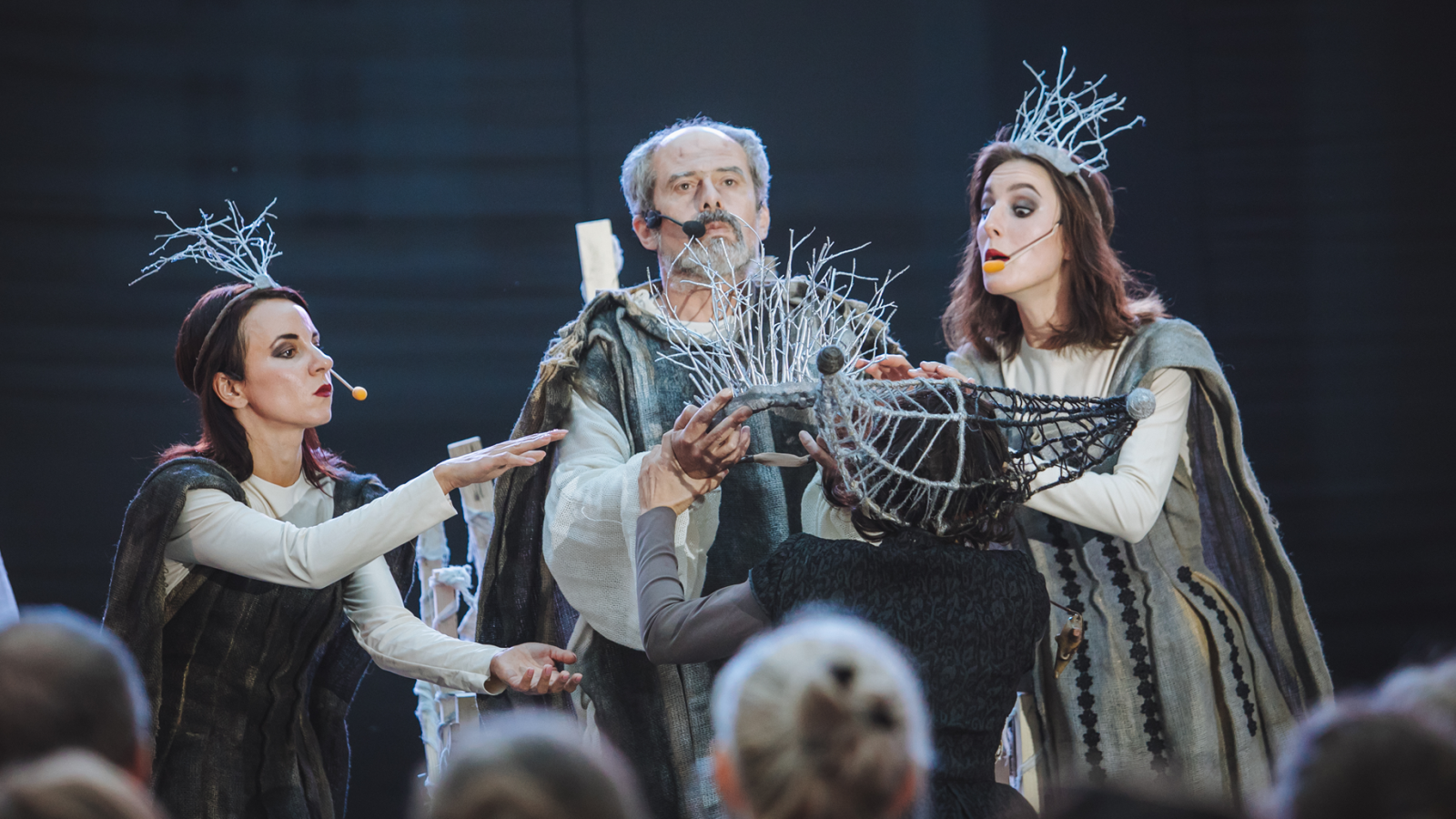 rus: Герої вистави "Король Лір" на театральній сцені.