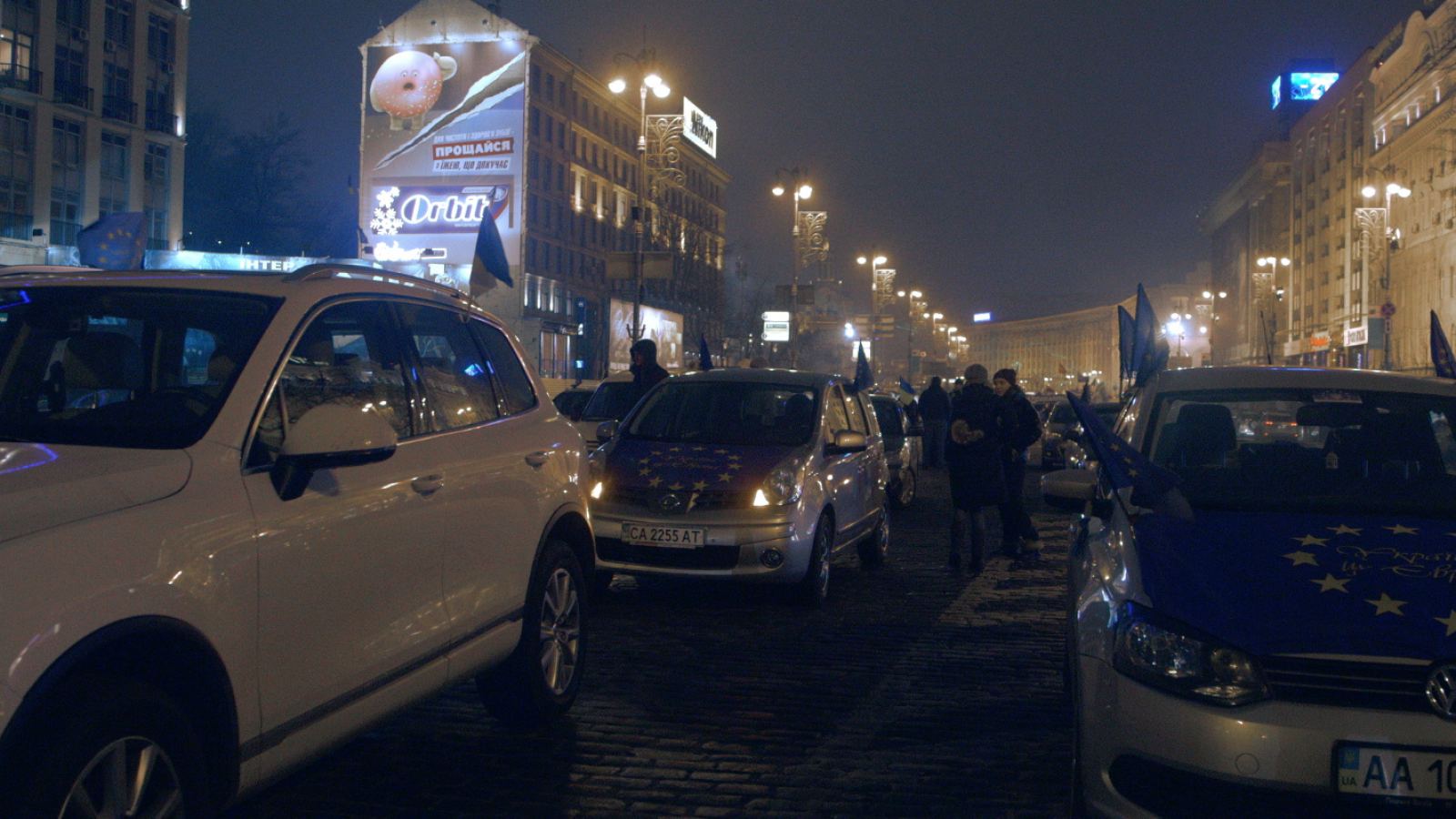 eng: Evening winter city, a chain of cars.
