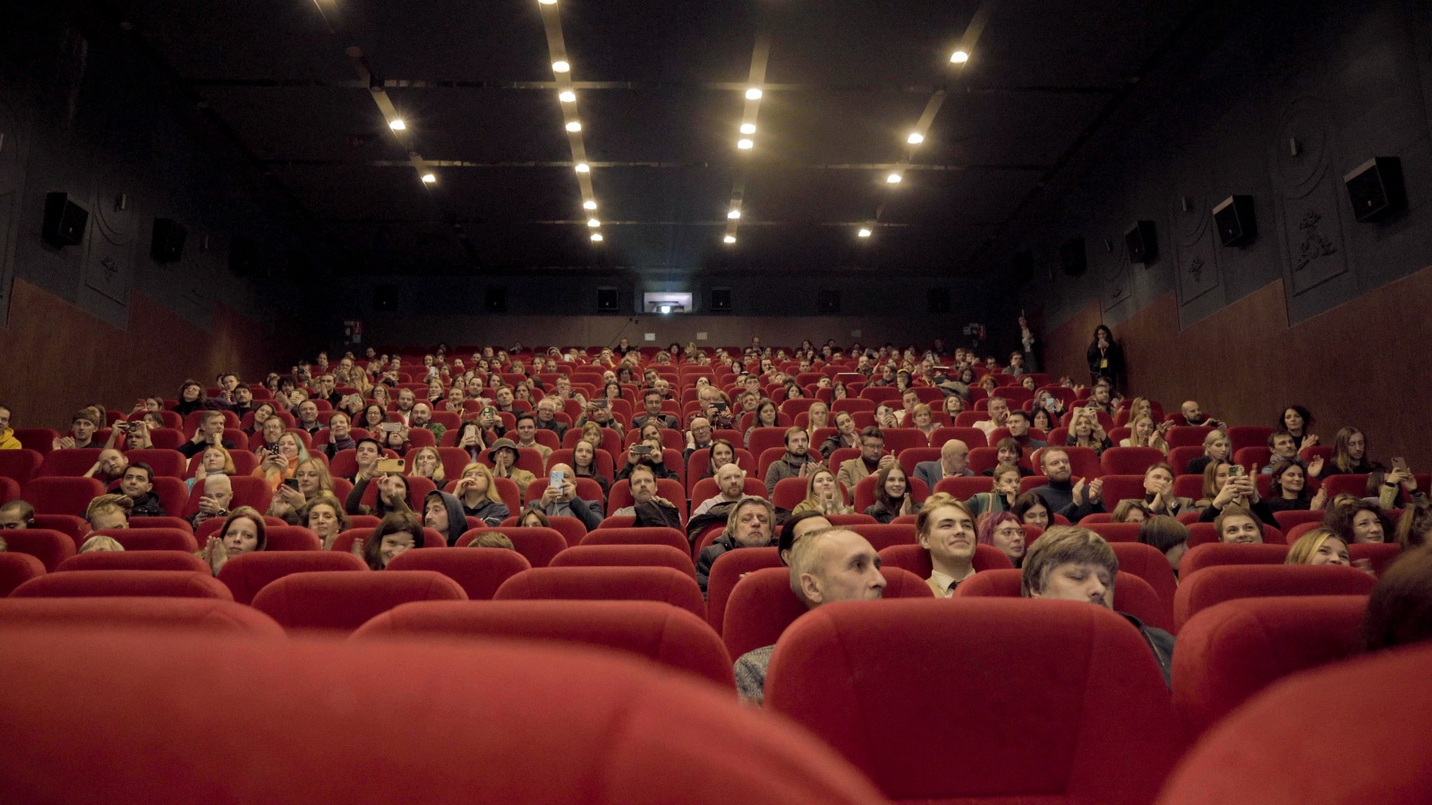 eng: People in the cinema theatre.