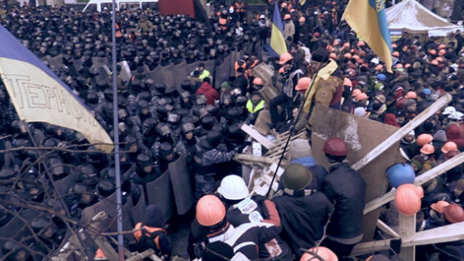 rus: Активісти Майдану у касках проти загонів "Беркут".