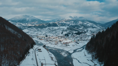 село серед гір, вкрите снігом