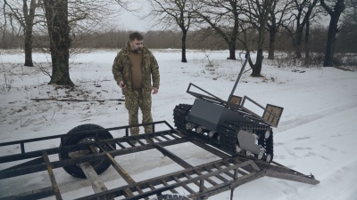 Зима. Український військовий та НРК (Наземний радіолокаційний комплекс).