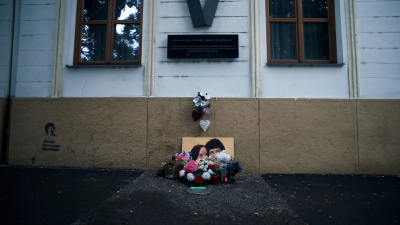 Меморіальна дошка вбитому журналісту та його нареченій.